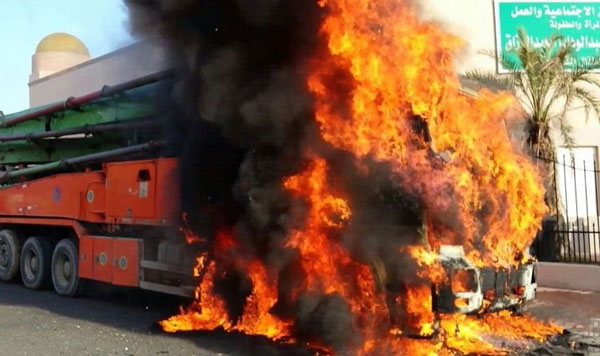 بالصور نجاة عمال من نيران خلاط أسمنتي