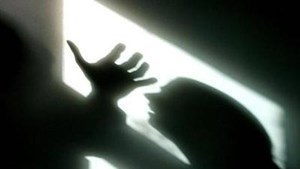 رئيس جمعية لحقوق النساء.. يضرب زوجته