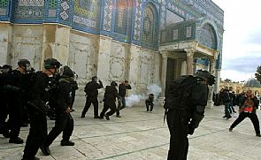 اقتحام الاقصى وسط حماية من الشرطة الصهيونية