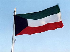 علم الكويت على أول جزيرة صناعية كويتية