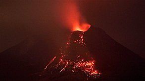 بركان سينابونغ يثور ويقتل 11 شخصاً في إندونيسيا