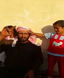 فيديو: سعودي يعرض أطفاله للبيع بسبب الفقر