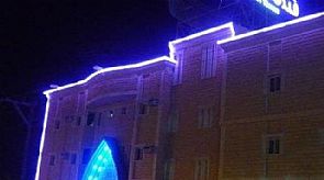 ترك والدته بالفندق تواجه السجن …وهرب بزوجته