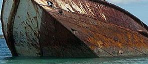 سفينة شحن اسبانية تنشطر إلى نصفين