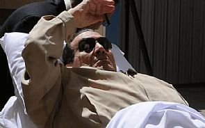 مبارك يتعرض لأزمة صحية أثناء محاكمته