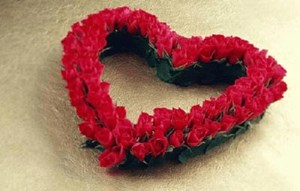 عاشق كويتي يحتفل بعيد ميلاد حبيبته بقلب وورود حمراء على احد جسور الكويت