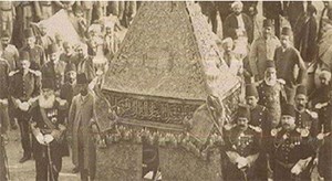 صورة نادرة لنقل كسوة الكعبة عمرها 139 سنة