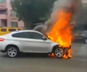 فيديو: كويتية تبكي سيارتها المحترقة امام عينيها بعد حادث مروري