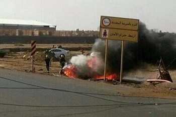 شجاعة شاب تنقذ سعوديين من الإحتراق داخل سيارة سقط عليها عمود كهرباء