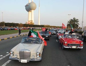 300 سيارة كلاسيكية شاركت في مسيرة ضخمة بشارع الخليج