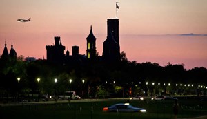 تحذير من أحذية ناسفة على طائرات أمريكية من مدن بينها القاهرة