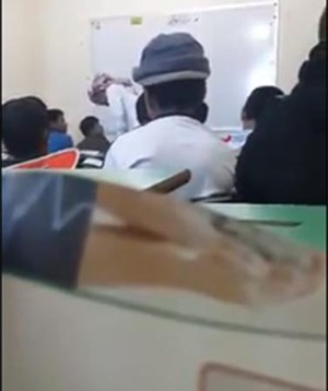 فيديو : طلاب يصورون معلماً يضرب اثنين من زملائهم في السعودية