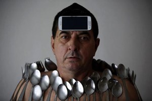 صور.. الرجل المغناطيس.. يمكنه جذب أي شيء إلى جسمه