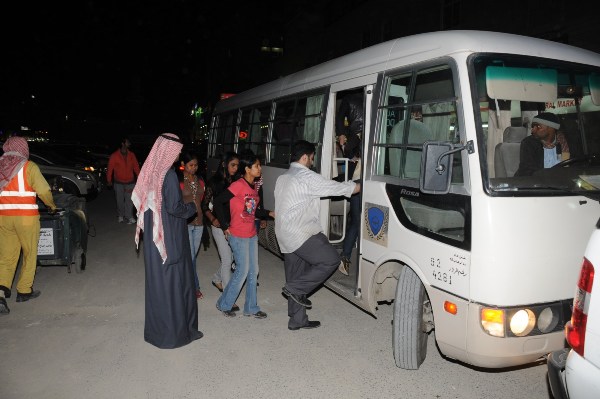 صور مداهمة مكاتب الخدم وضبط 50 خادمة مخالفة