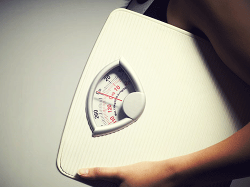 عارضة أزياء تخيط لسانها للحفاظ على رشاقتها