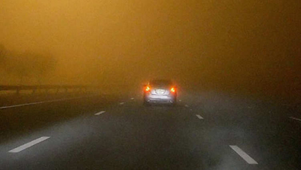 الضباب في الإمارات.. فوضى في الطرقات وتعطّل رحلات