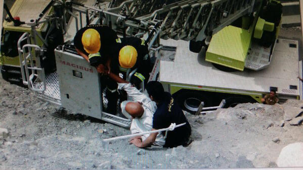 إنقاذ معتمر مُسن شارف على السقوط من منحدر بسفح جبل