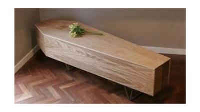 ميت يصحو ويركل متعهد جنازات قبل دفنه