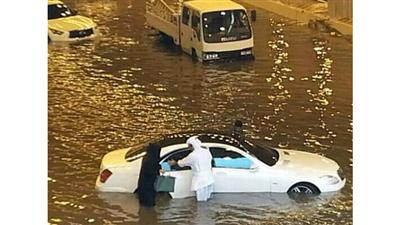 صورة شاب قطري ينقذ سيدة حاصرتها الأمطار بنفق سلوى تحظى بالإعجاب