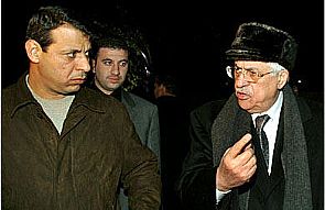 عباس يهاجم قيادي بحركة ‘فتح’: ‘دحلان’ متورط في اغتيال ‘عرفات’ وقتل شخصيات فلسطينية