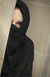 مواطن بزي نسائي بالفحيحيل