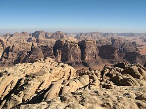 وفاة 3 متسلقي جبال فرنسيين في الأردن