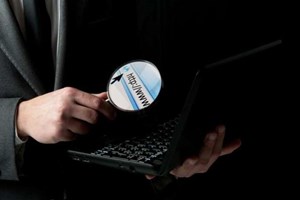 مواطن يتحول إلى «مباحث إلكتروني» ويكشف هويات 15 شخصاً يقدمون خدمات غير محتشمة عبر مواقع التواصل