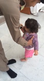 فيديو: موقف إنساني يثير الإعجاب لرجل أمن بالمسجد الحرام