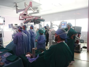 الدوسري : بدأنا باستخدام الروبوت في إجراء العمليات الجراحية