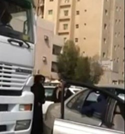 فيديو: “هوشة” بنات في الكويت مع سائق شاحنة ضخمة بسبب حادث
