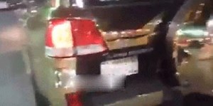 فيديو: سيارة مطلية بالذهب تتجول في طرق السعودية