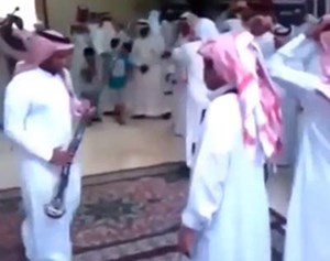 فيديو: سعودي يطلق النار احتفالاً داخل صالة أفراح ويسقط جزءاً من السقف