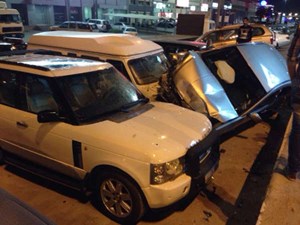 عربي «بنشرت» سيارته على «الغزالي» فهوى من أعلى الجسر وأتلف 4 مركبات