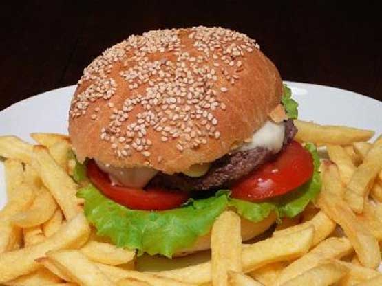 الاردن :سجن يتيم عامين لسرقته ” همبرجر”