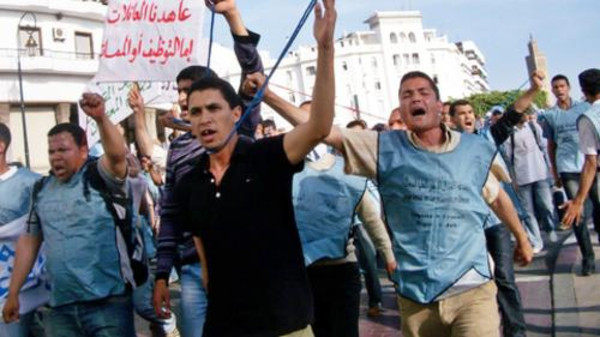 شرطة المغرب ترشح محتجين بالماء لمنعهم من حرق أنفسهم