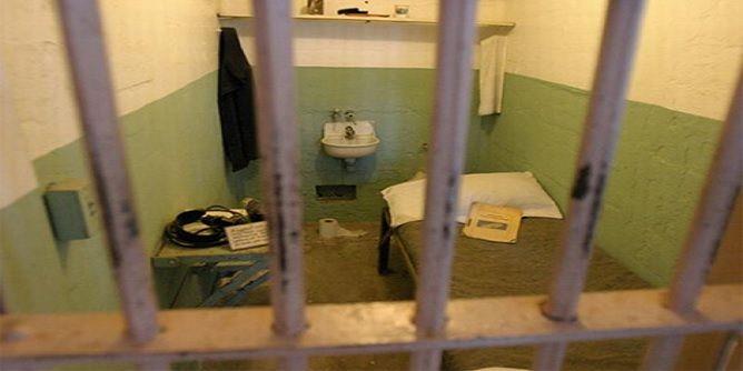 طوله ينقذه من السجن