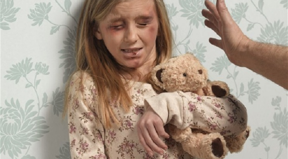 سجن أم عذّبت ابنتها طوال 7 سنوات