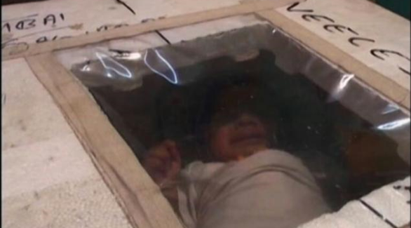 رضيع هندي يعيش 5 أشهر في صندوق حفظ الأسماك