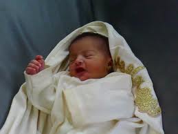 عمرها 7 أشهر وفي جسمها 8 إبر حياكة!