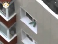 فيديو يحبس الانفاس : رعاية الله تنقذ طفل من السقوط من اعلى ناطحة سحاب