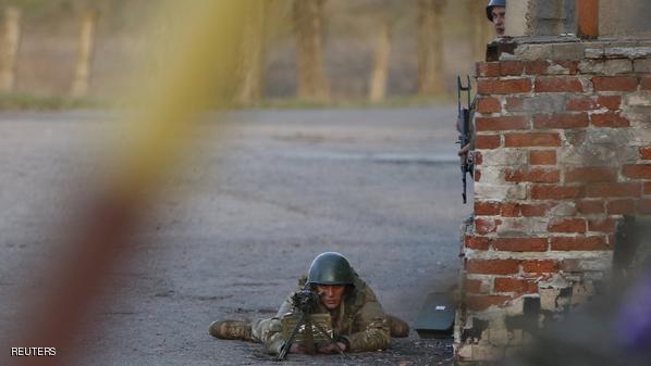 بوتن يحذر ميركل من حرب أهلية بأوكرانيا