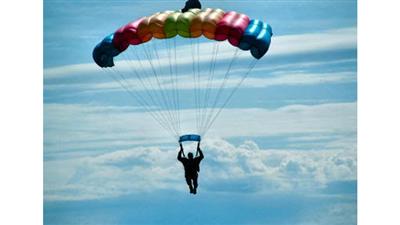 مغامر يفقد حياته قبل أن يحطم الرقم القياسي العالمي للقفز الجماعي