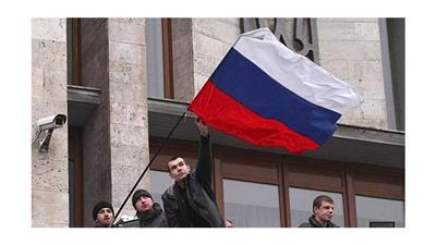 متظاهرون موالون لموسكو يقتحمون مقر الإدارة المحلية في دونيتسك بشرق أوكرانيا