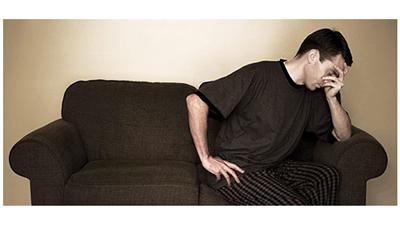 الرجال عرضه للاكتئاب في منتصف «العشرينات»