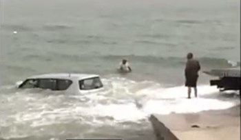 فيديو: محاولات انتشال سيارة دفع رباعي قطرية غارقة في عرض البحر في ميناء عبدالله