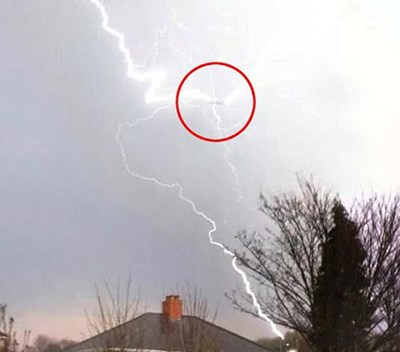 شاهد.. كيف ضربت 3 صواعق طائرة ركاب