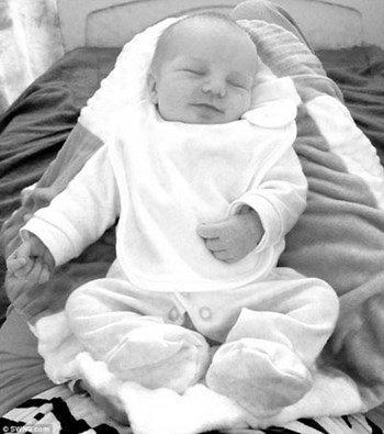 امرأة تنجب طفلاً دون أن تدري أنها حامل !!