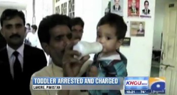 رضيع بعمر 9 أشهر يمثل أمام المحكمة بـ”الرضّاعة” لاتهامه بمحاولة قتل!