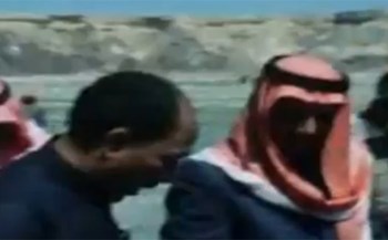 فيديو نادر جداً .. الملك خالد بن عبد العزيز وأنور السادات برحلة “صيد” للصقور