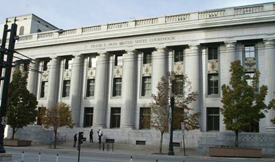 شرطي أميركي يقتل متهماً بوابل من الرصاص داخل المحكمة